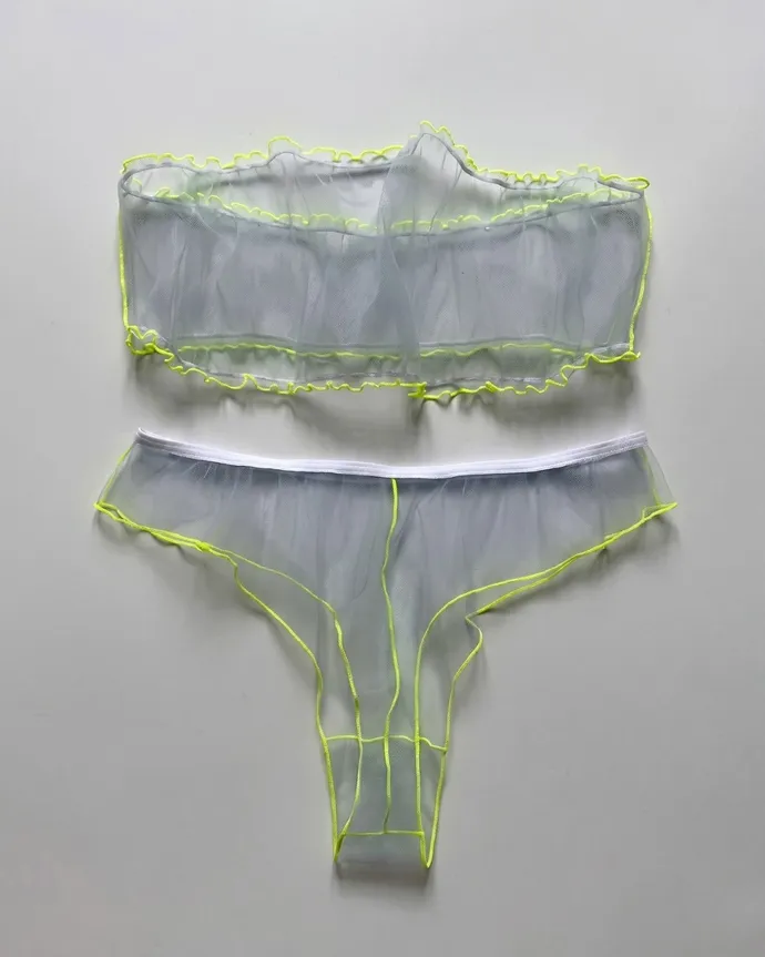 Set Bandeau blanco con contraste neón